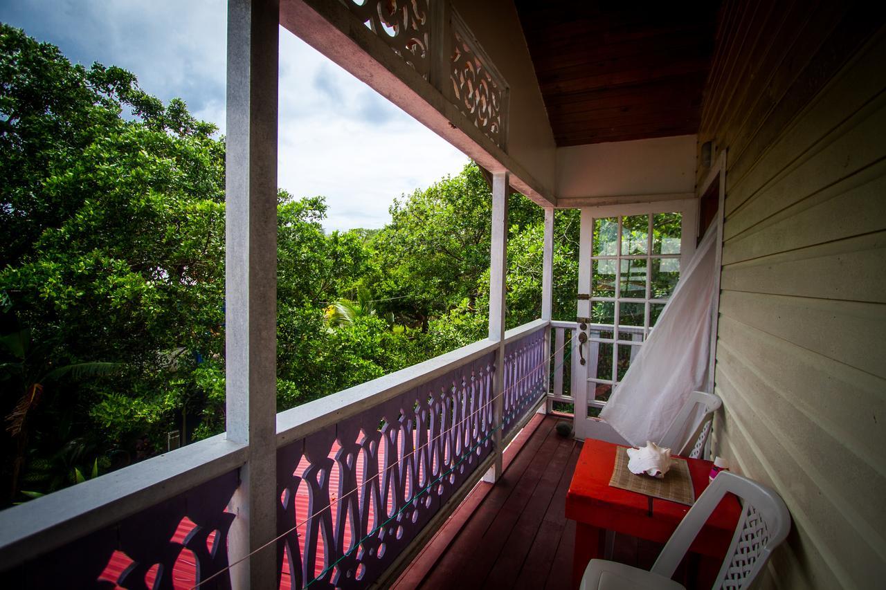 Barrbra Bnb Over The Sea Bocas del Toro Exterior photo